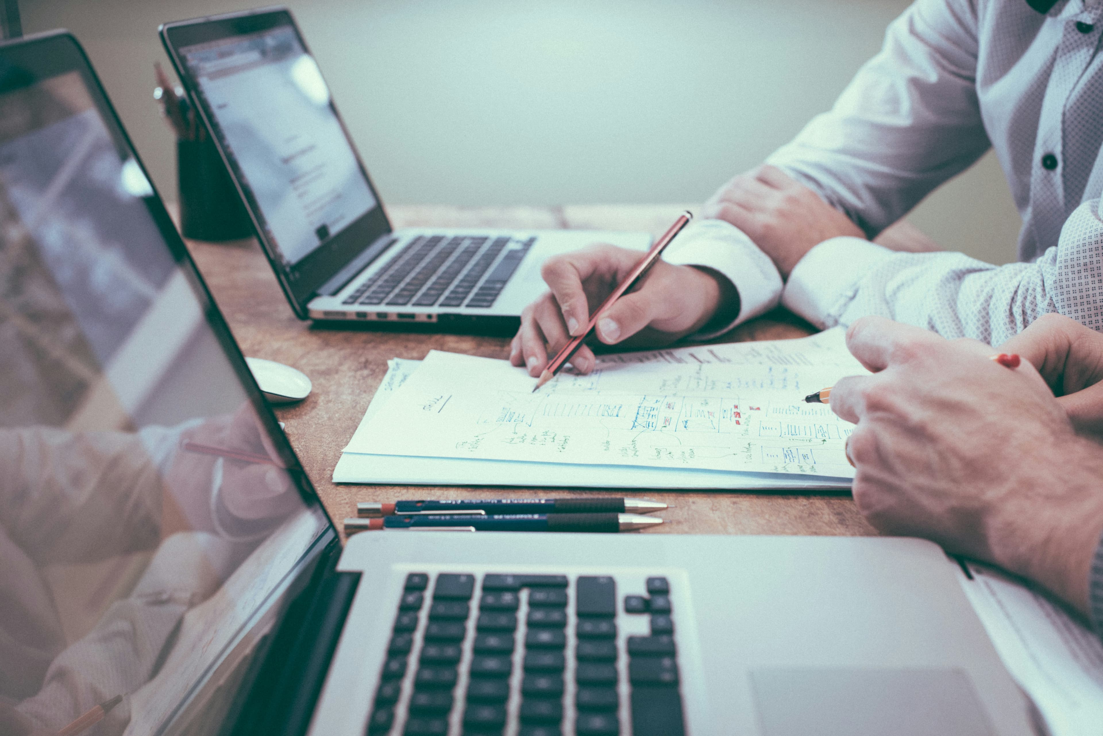 Gérante qui vérifie les statistiques et les avis de son commerce sur un ordinateur portable