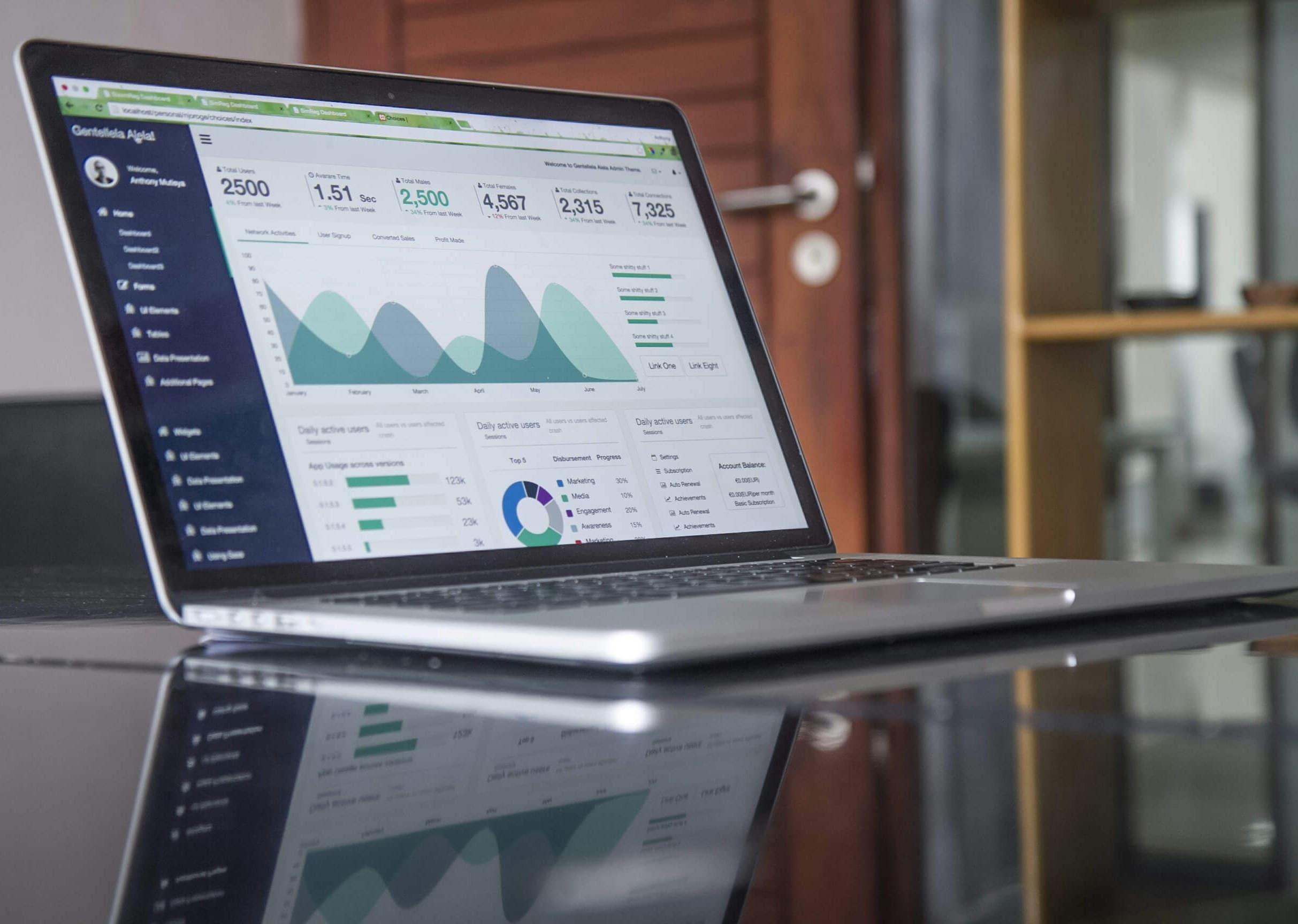 Personne qui consulte des statistiques et des avis clients sur un ordinateur portable