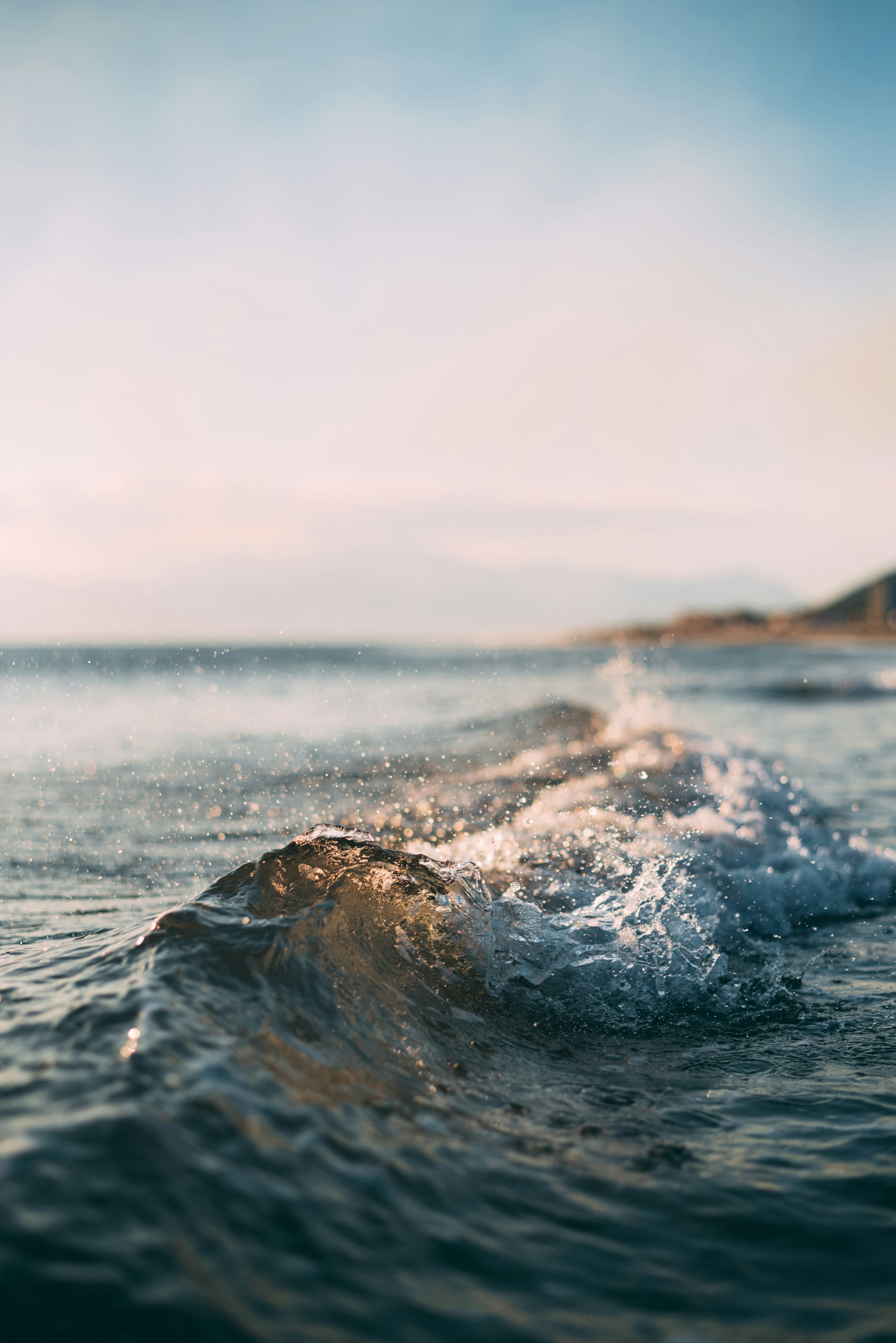 Grosse vague de l'océan qui déferle, image de la vague d'avis négatifs qui submerge un commerce