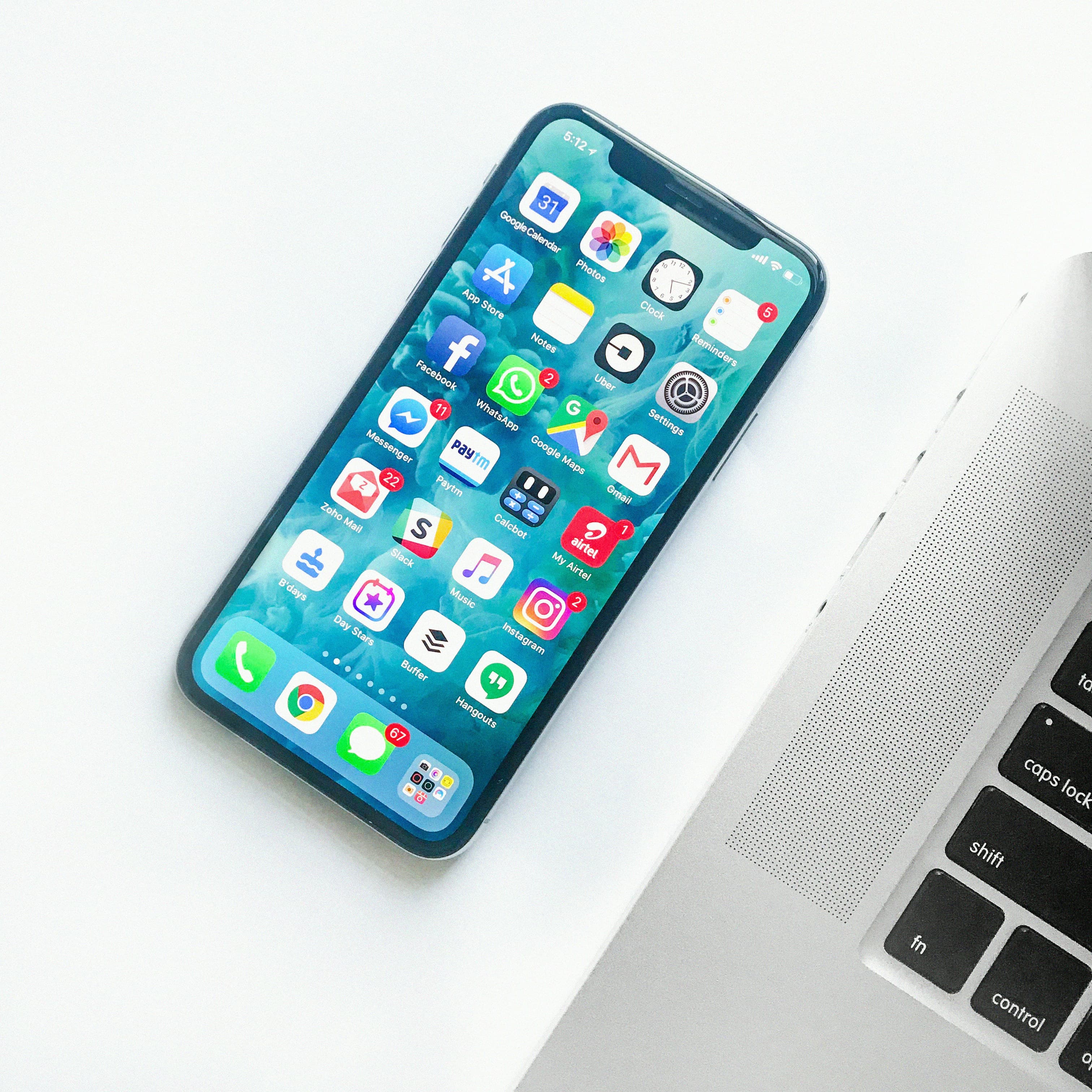 Personne qui parle à l'assistant vocal de son smartphone dans la rue