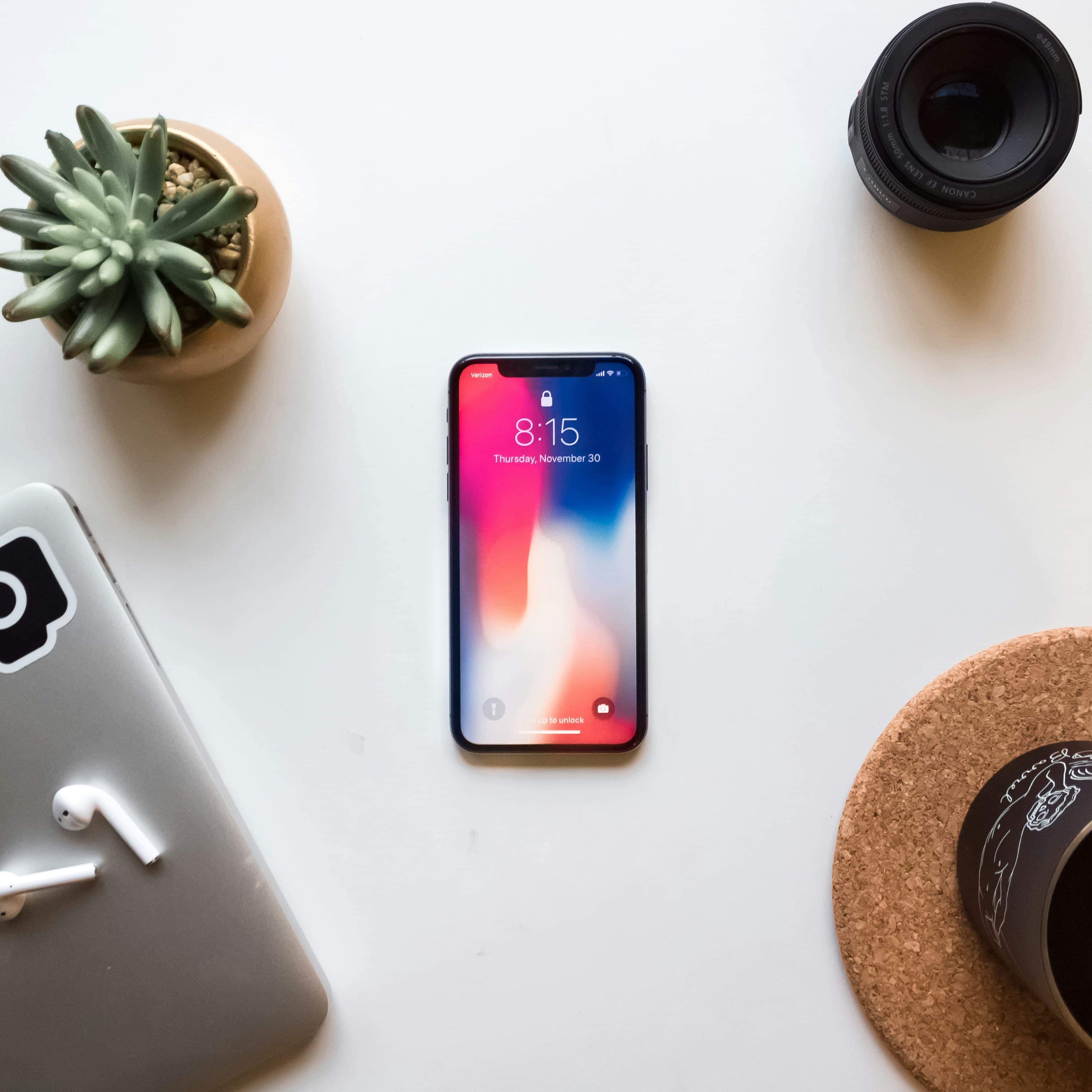 Smartphone sur un plan de travail, prêt à recevoir un SMS d'un salon de beauté