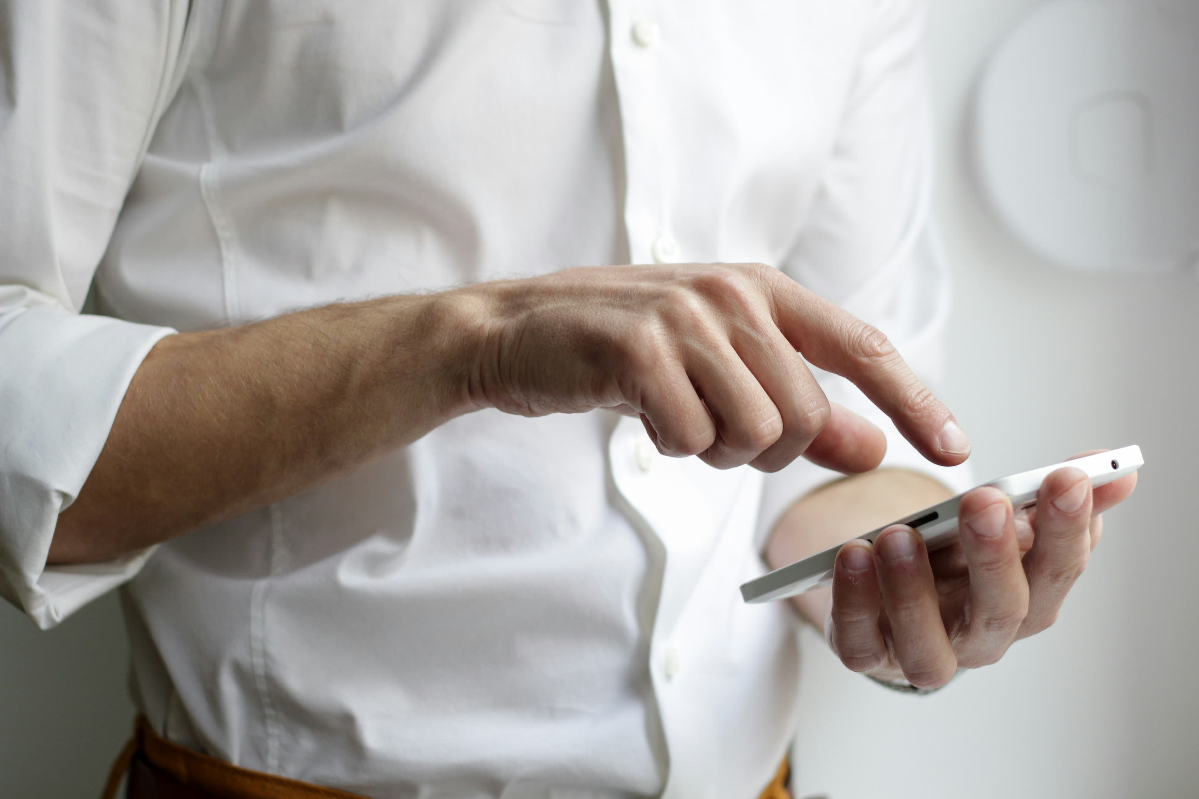 Personne qui utilise une application de cartes sur son smartphone dans la rue