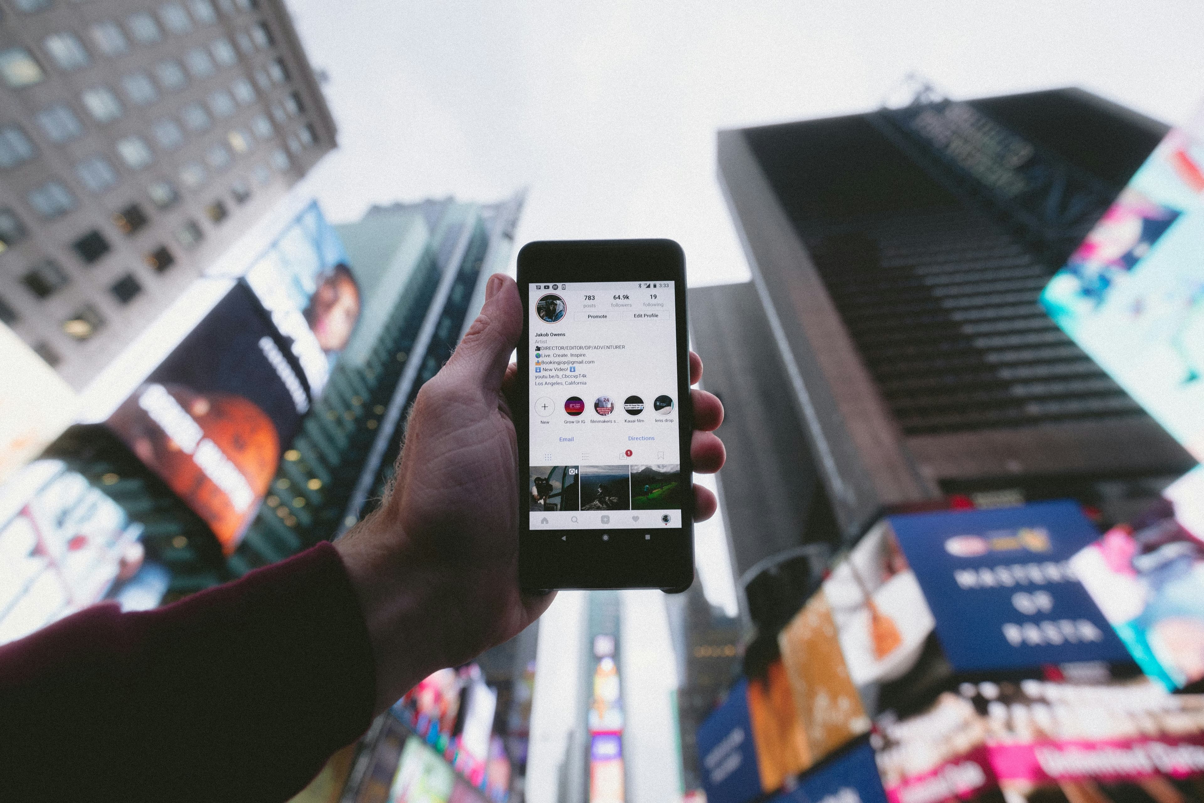 Personne qui consulte les réseaux sociaux d'un salon sur son smartphone