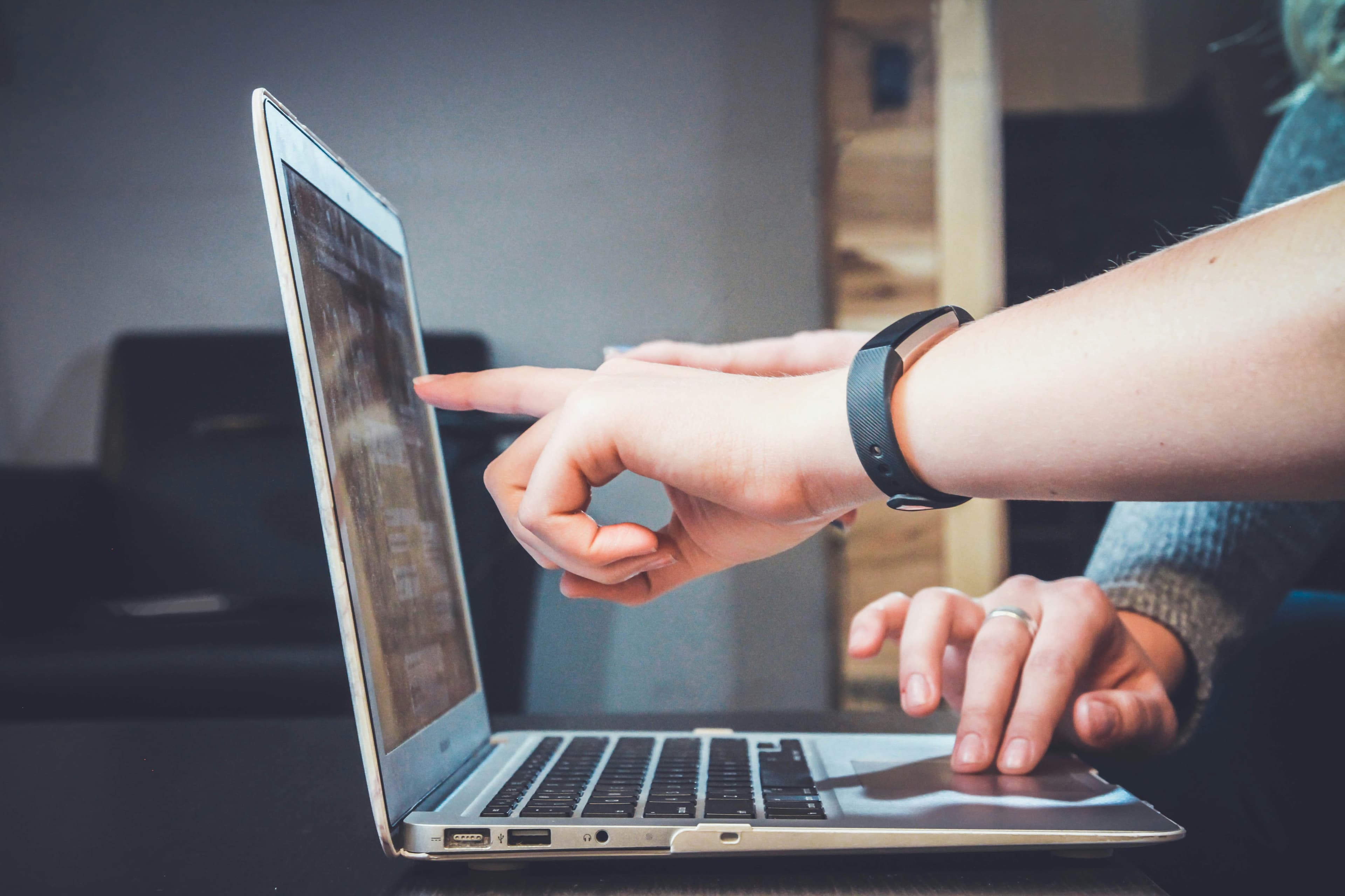 Personne qui compare des avis clients sur un ordinateur portable