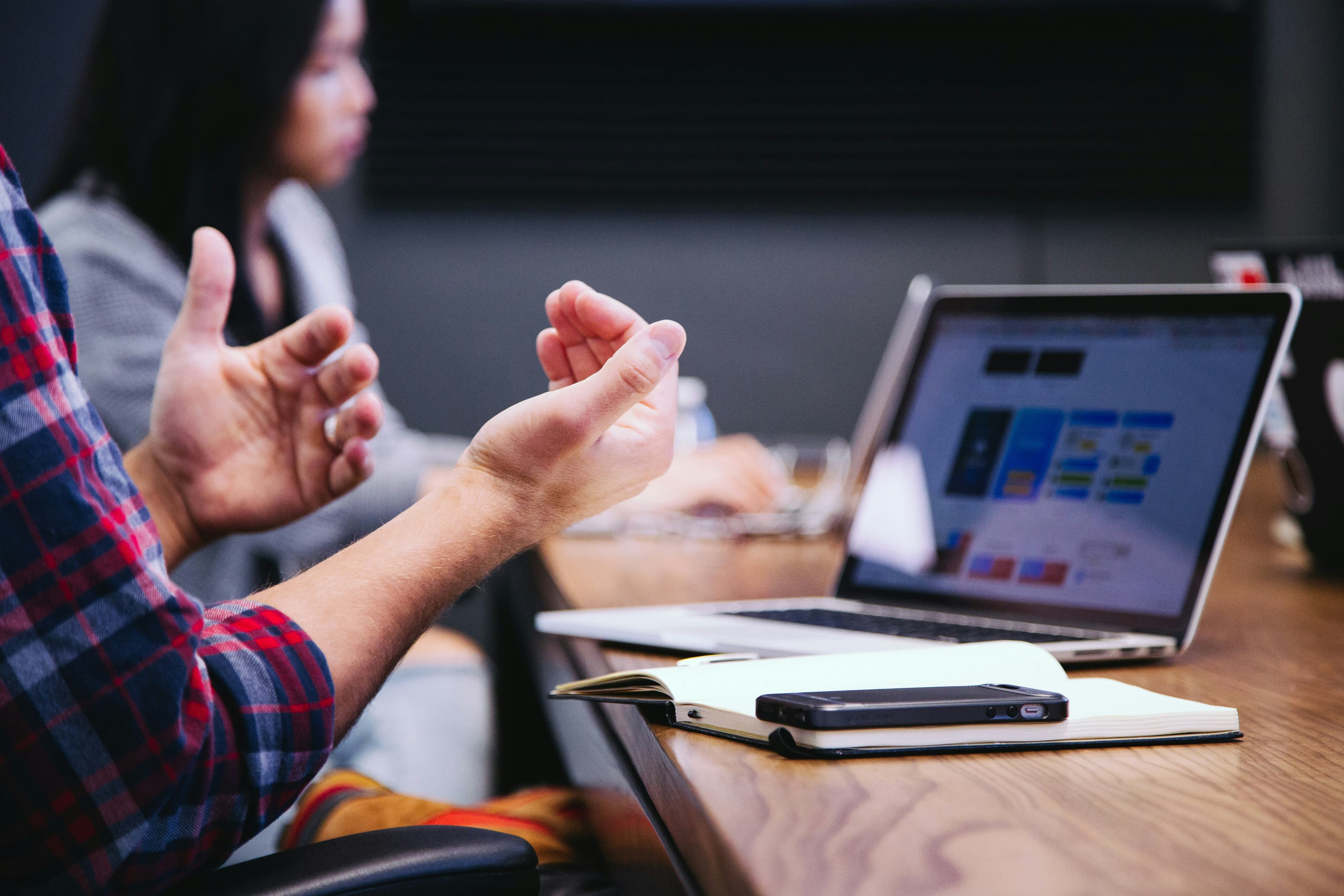 Personne qui compare des logiciels sur un ordinateur portable dans un espace de travail lumineux