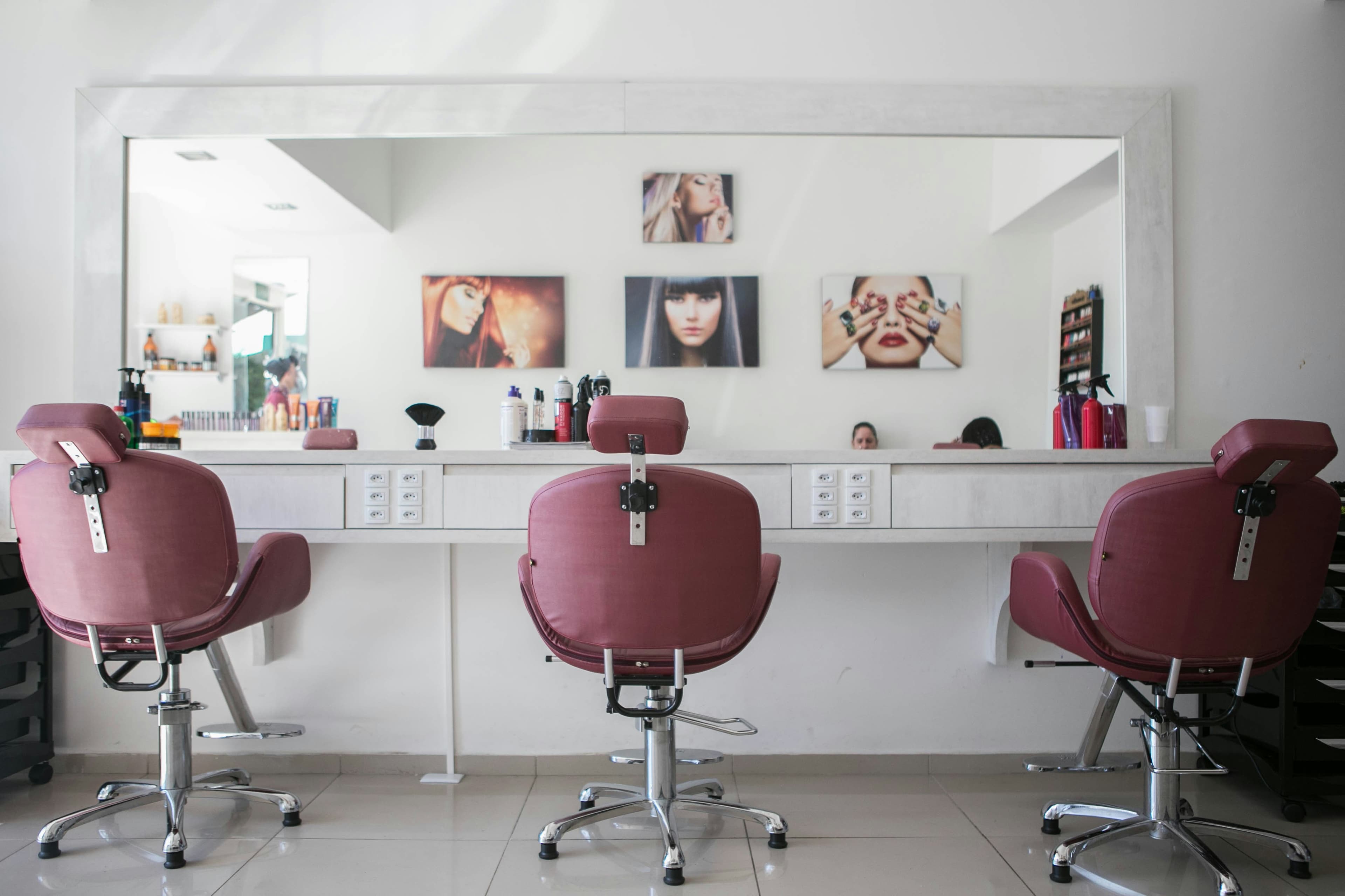 Coiffeuse qui accueille une cliente dans son salon
