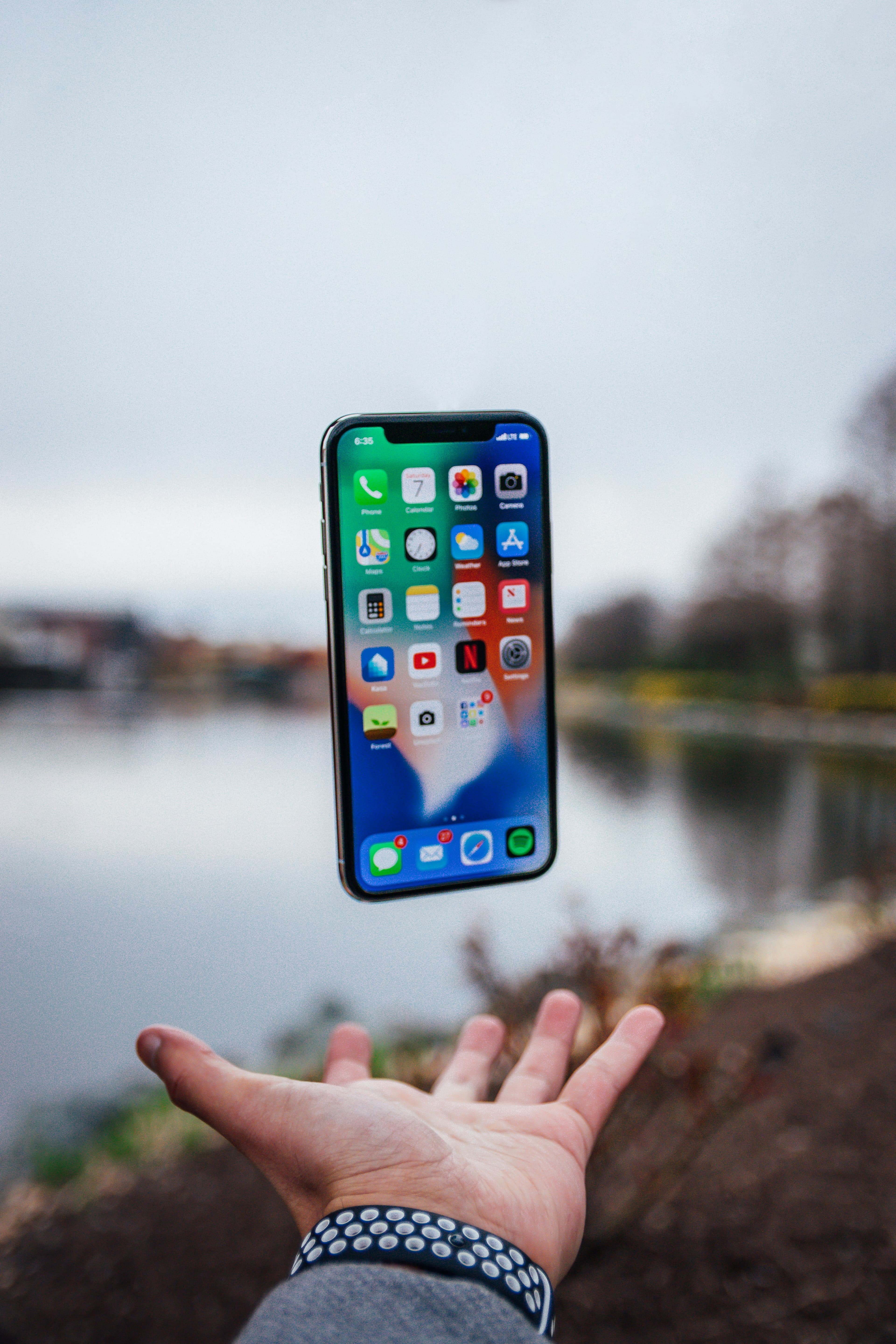 Smartphone posé qui affiche une notification, prêt à recevoir un nouvel avis