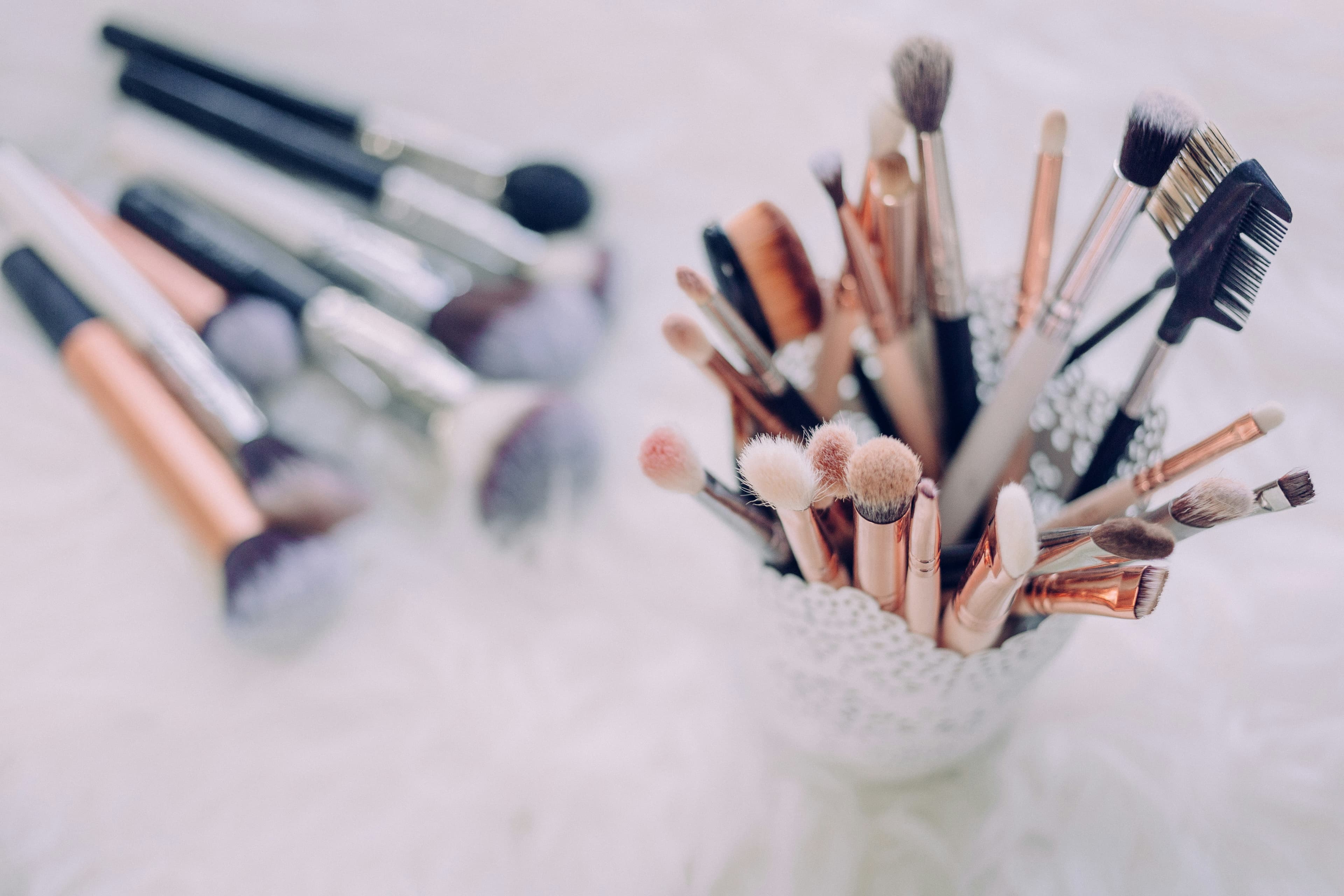 Pinceaux et accessoires de maquillage disposés sur le comptoir d'un institut