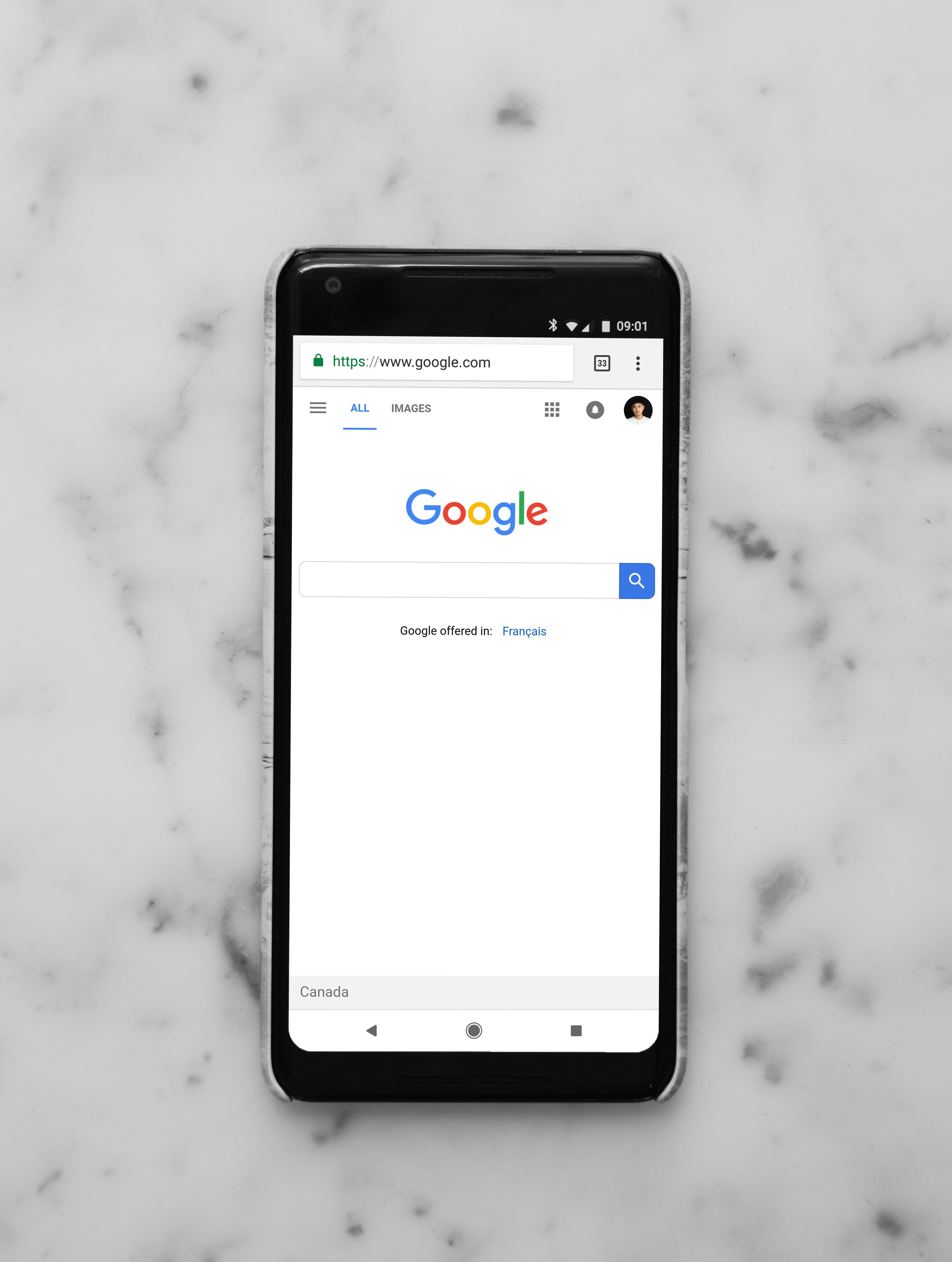 Personne qui effectue une recherche Google sur son smartphone pour trouver un commerce proche