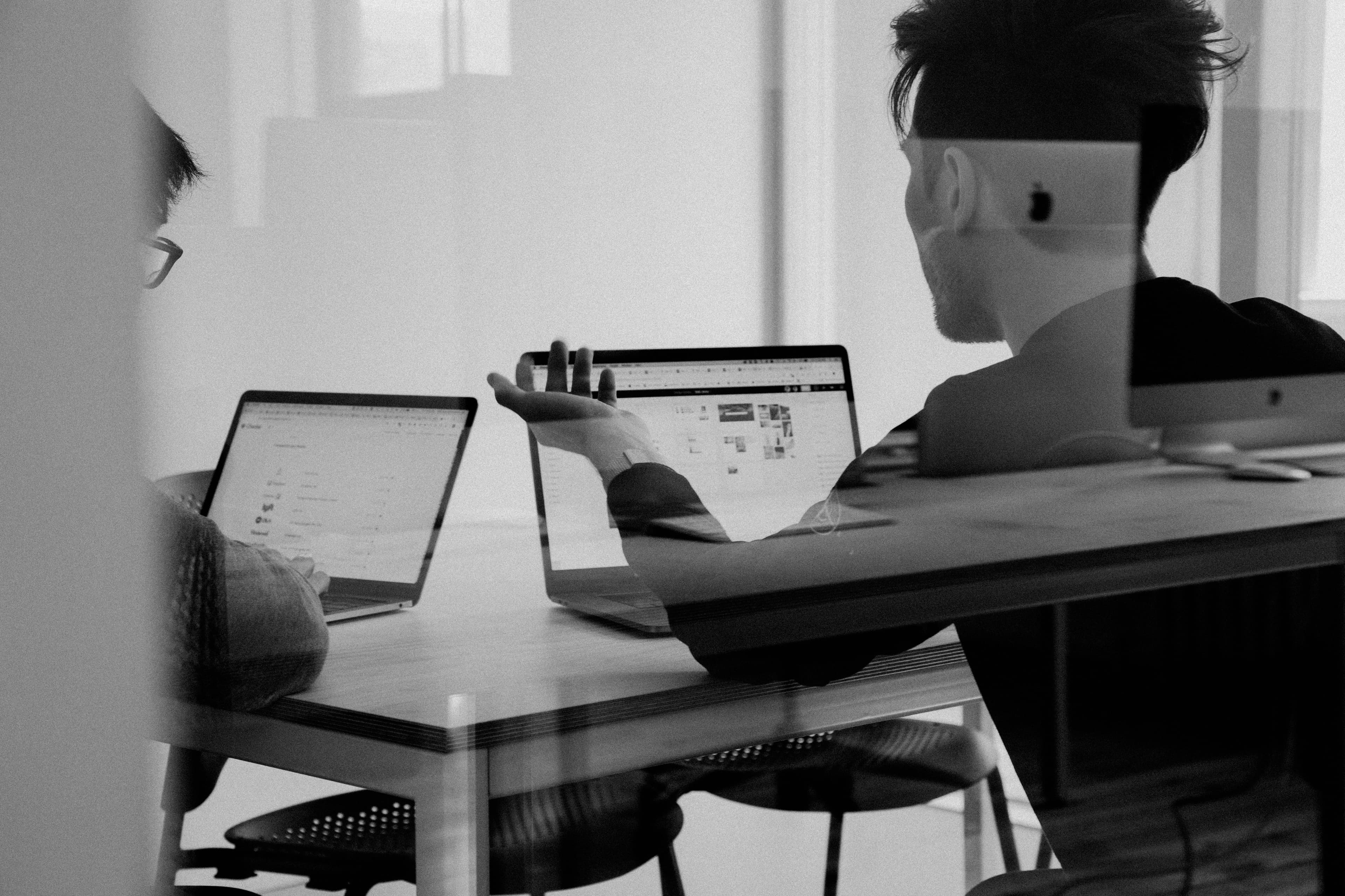 Gérante d'un commerce local qui configure sa fiche en ligne sur un ordinateur portable