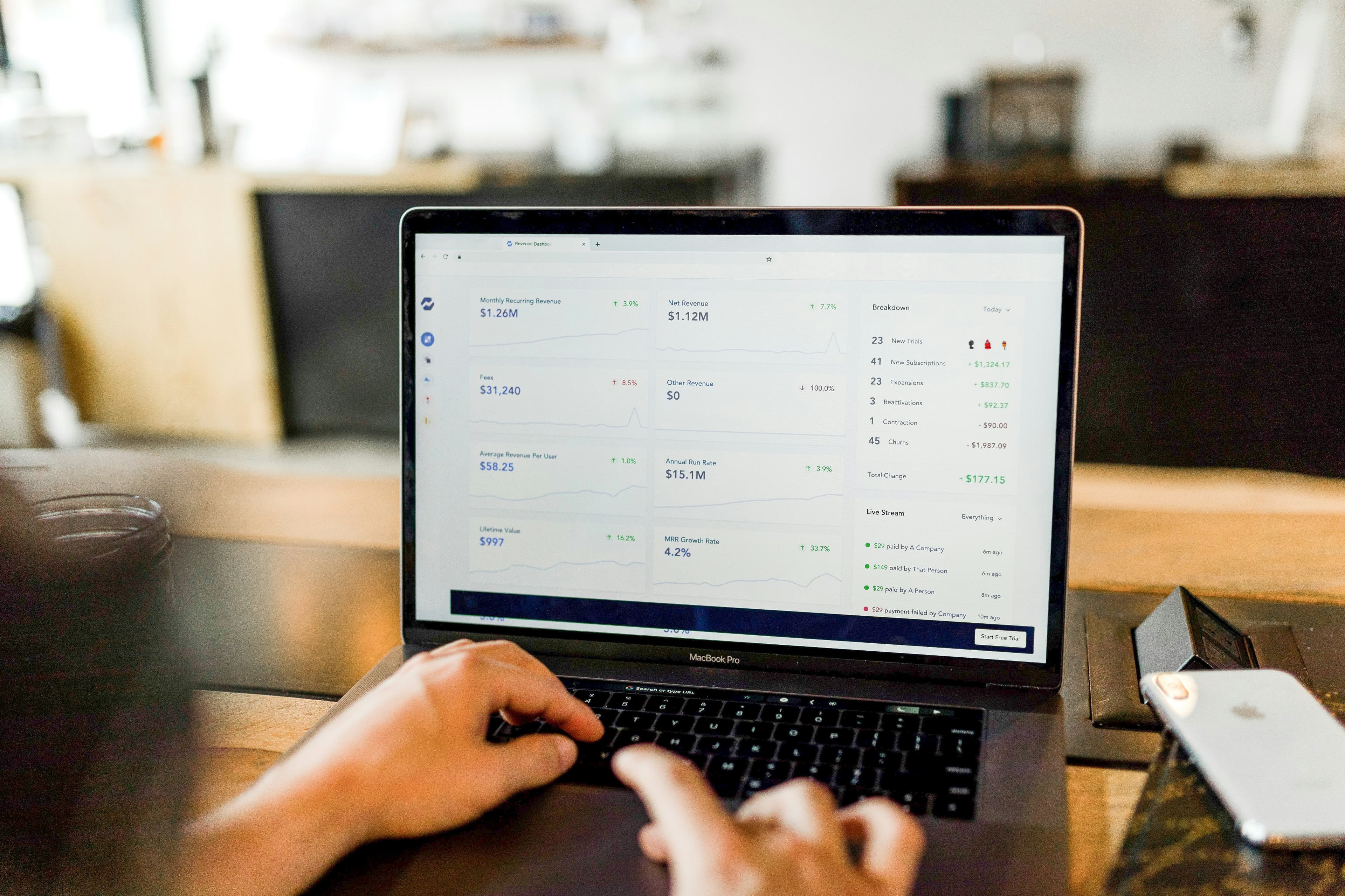Personne qui analyse un tableau de bord de recherche et d'avis sur un ordinateur portable