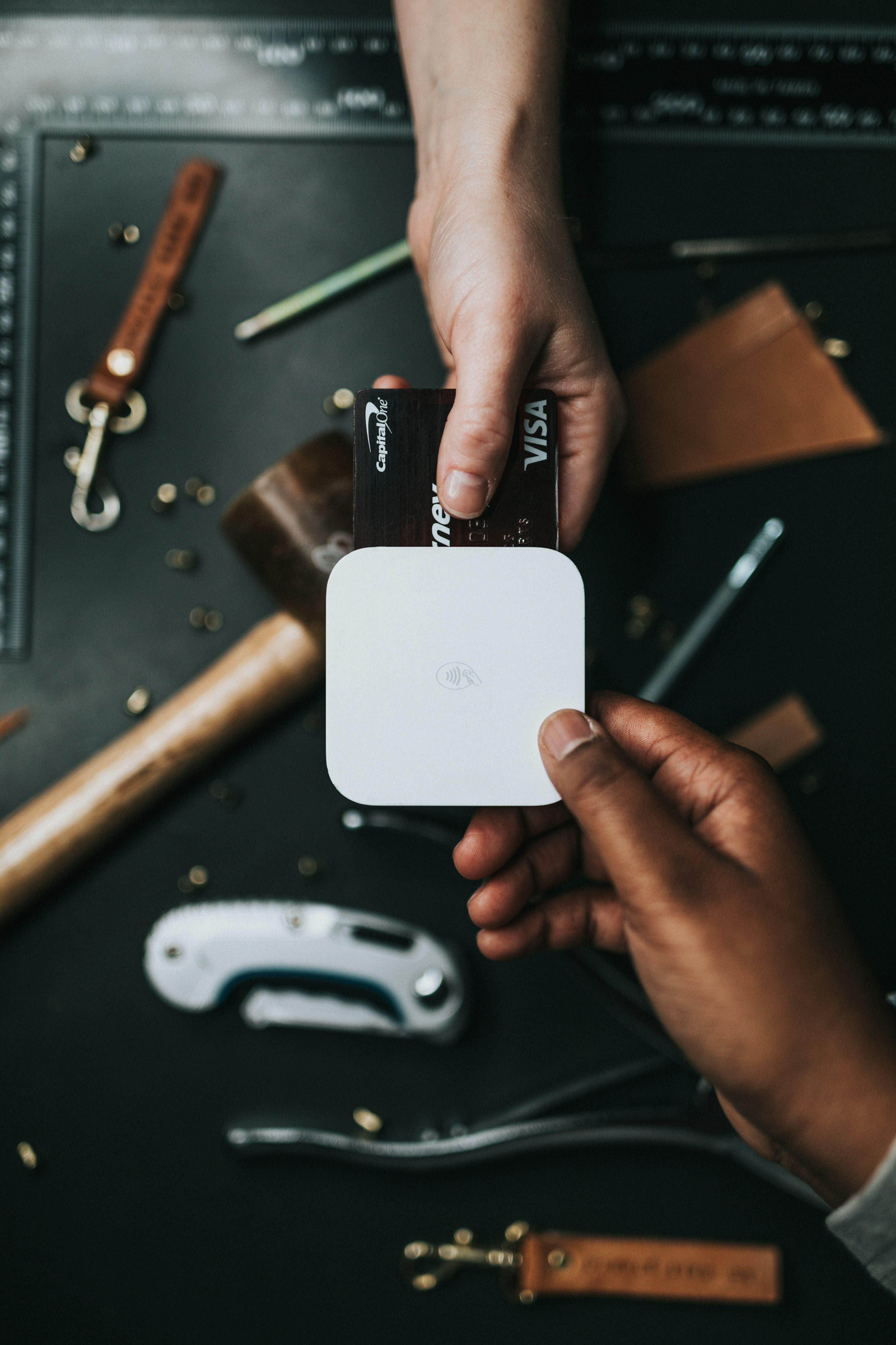 Personne qui tient un petit appareil connecté, illustration d'un message client