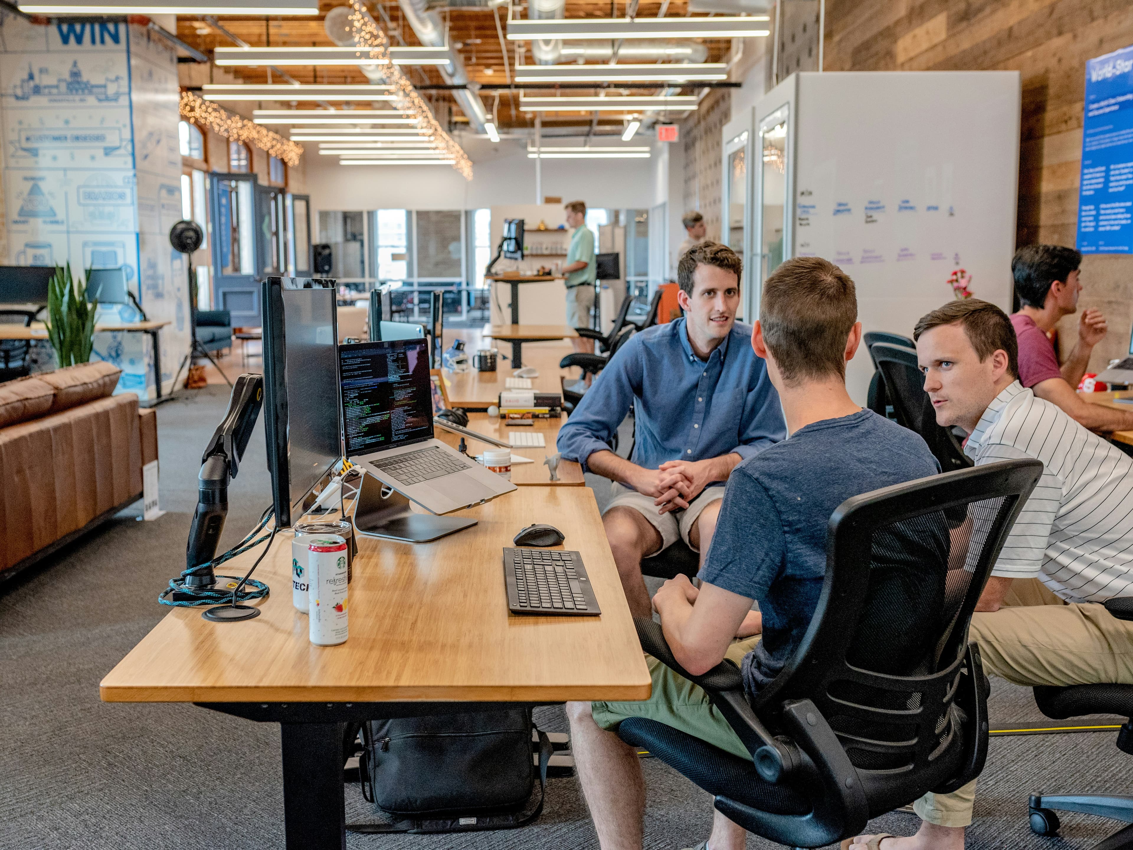 Gérante qui pilote plusieurs établissements depuis un ordinateur dans un espace de coworking