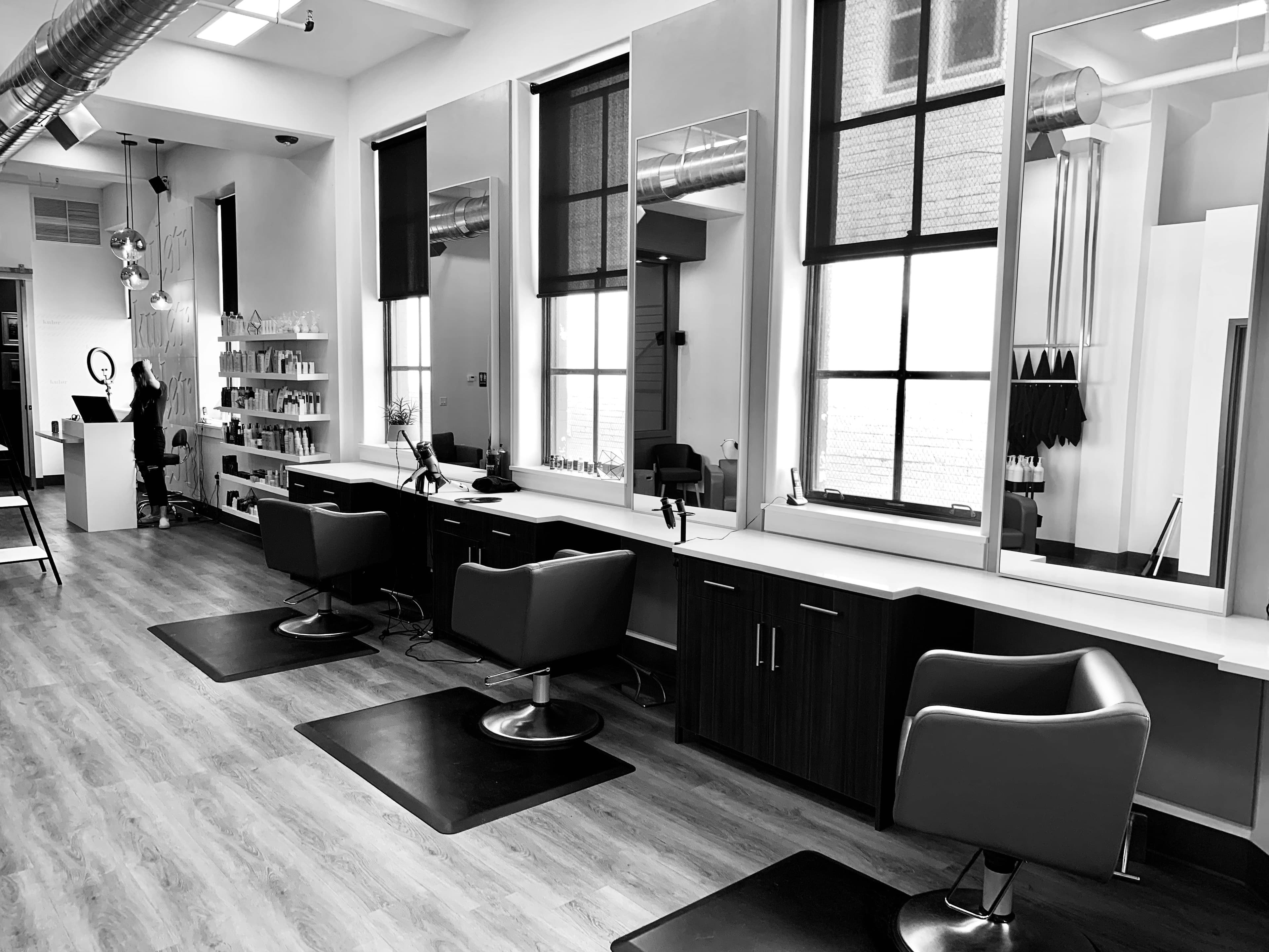 Cliente qui se fait coiffer dans un salon de coiffure lumineux