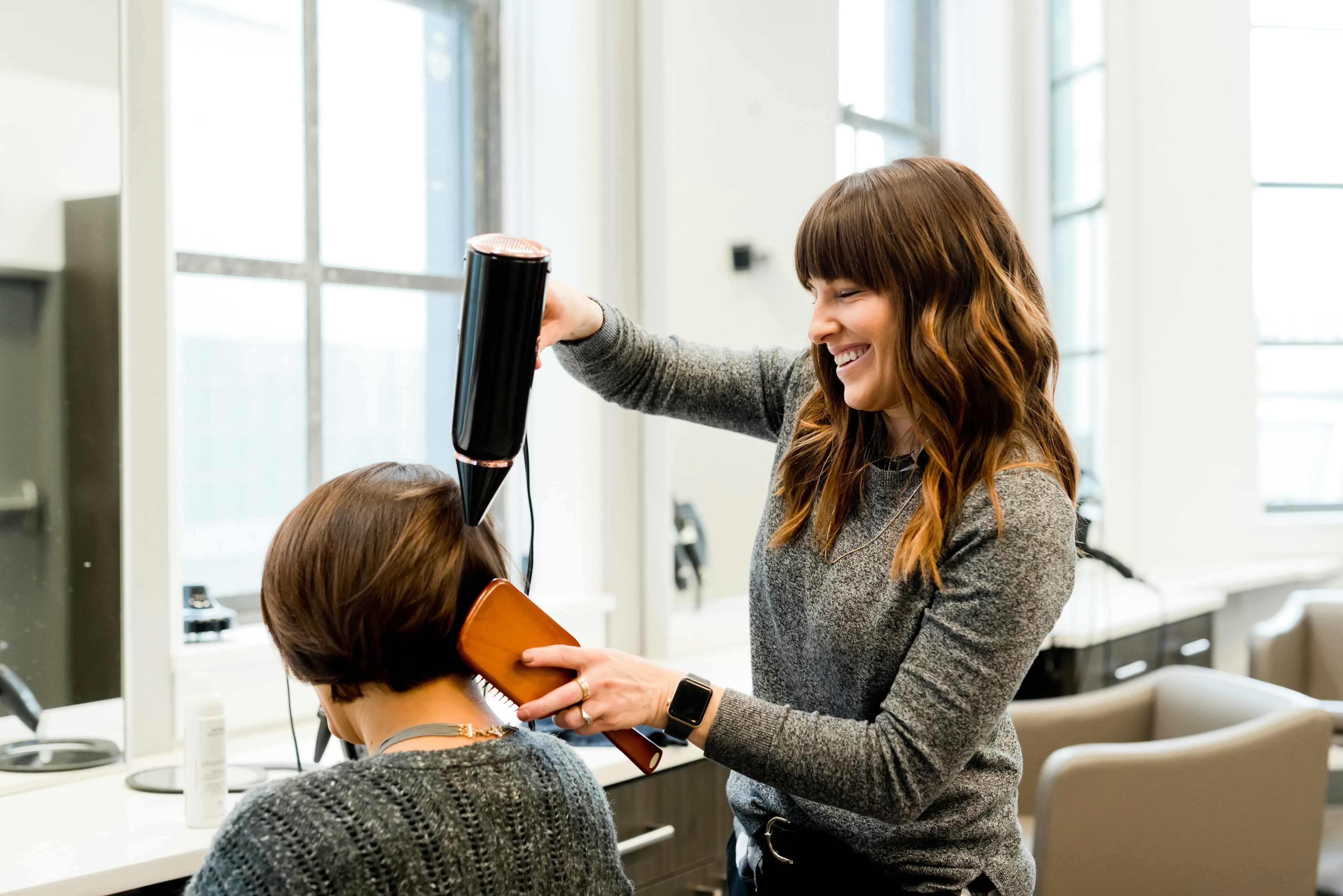 Coiffeuse au travail dans son salon, matière à publier une actualité