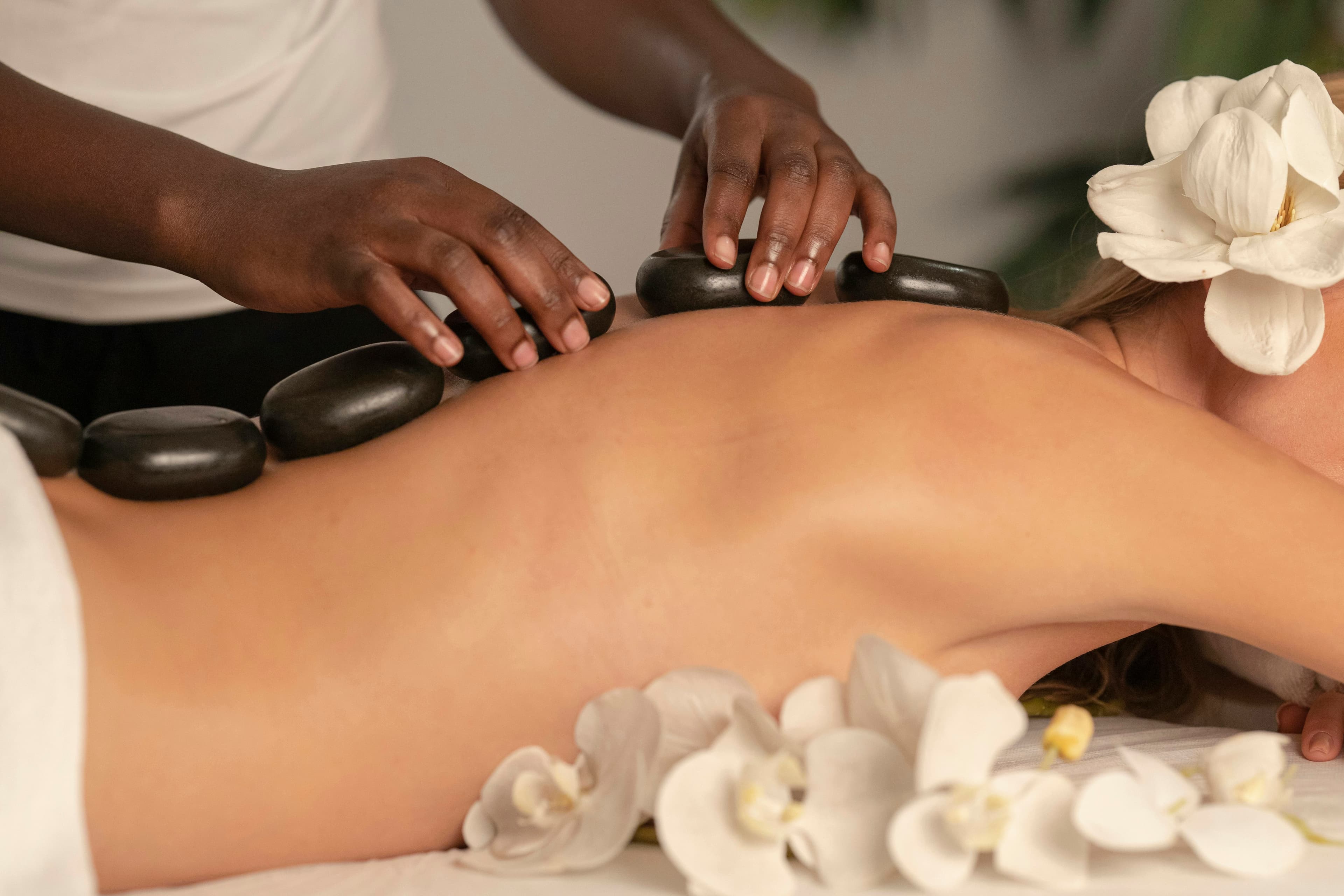 Soin aux pierres chaudes dans un spa, ambiance propice à de belles photos de fiche