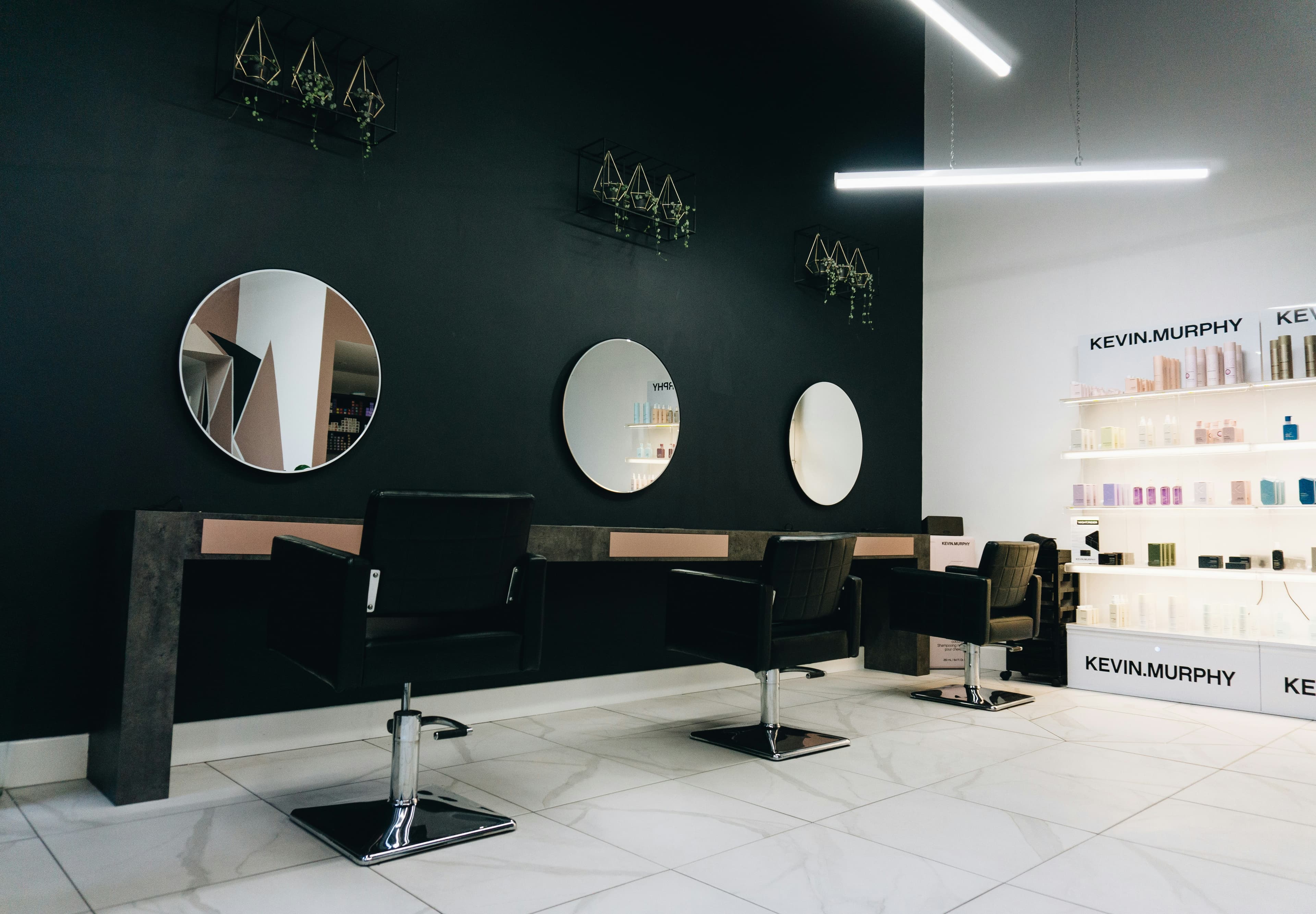 Postes de coiffure avec fauteuils et miroirs dans un salon de beauté moderne