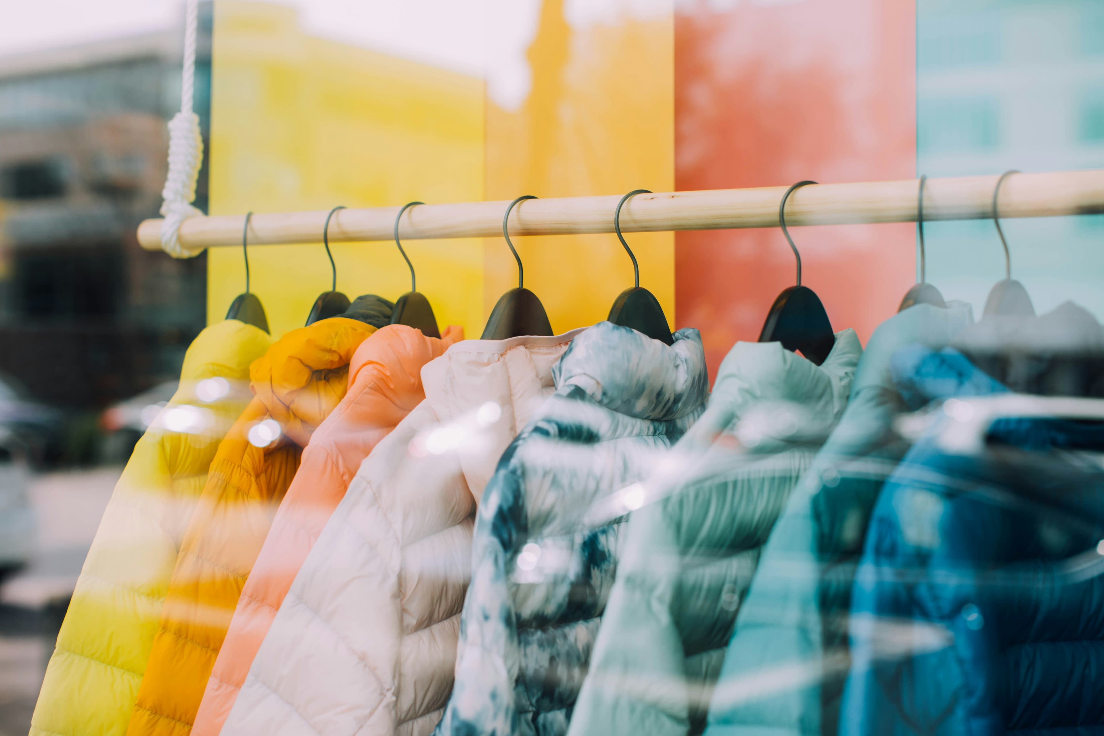 Cliente qui cherche un salon près de chez elle sur son téléphone dans la rue