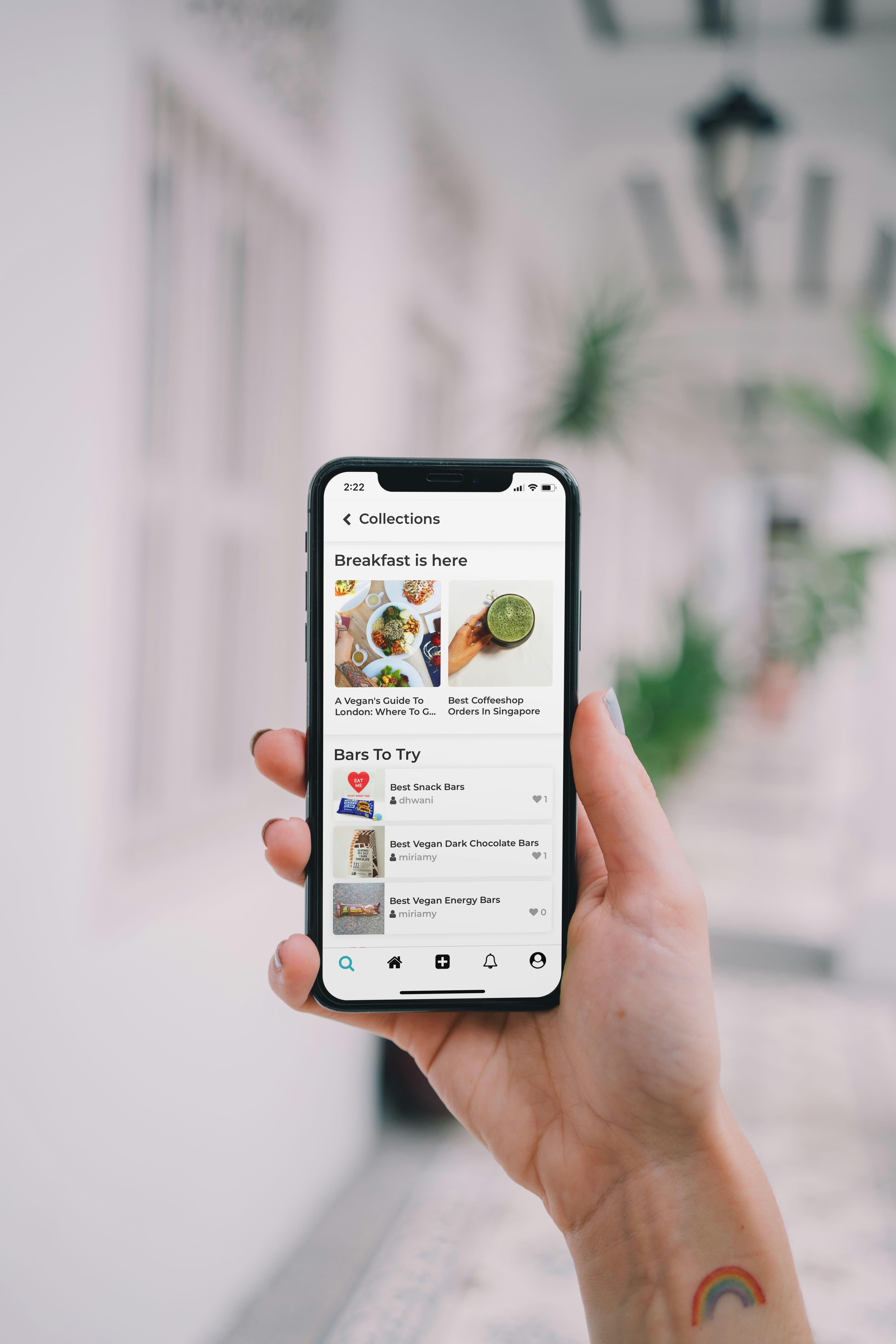 Cliente qui consulte une fiche d'établissement sur l'écran de son smartphone