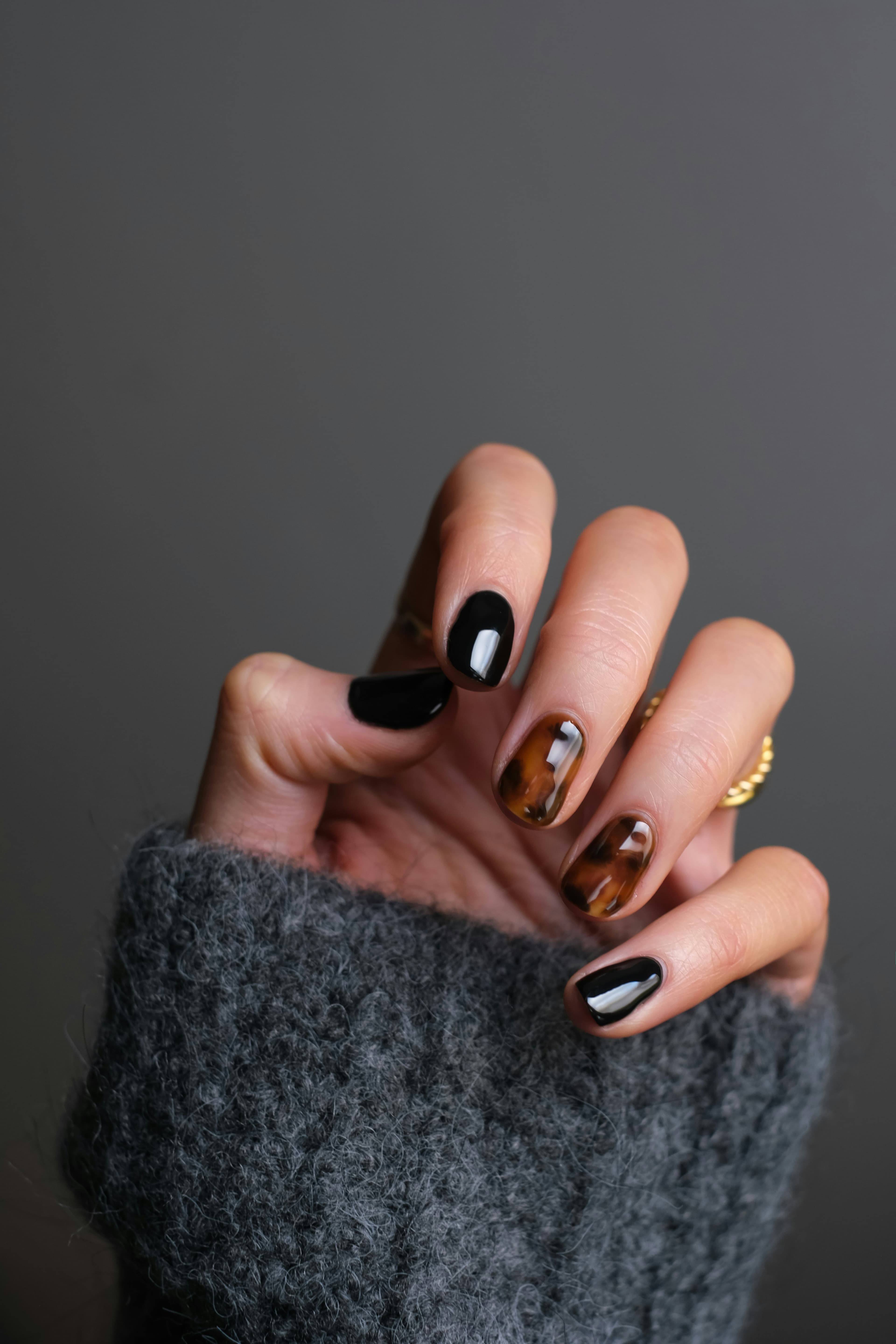 Mains d'une cliente aux ongles manucurés dans un salon d'onglerie
