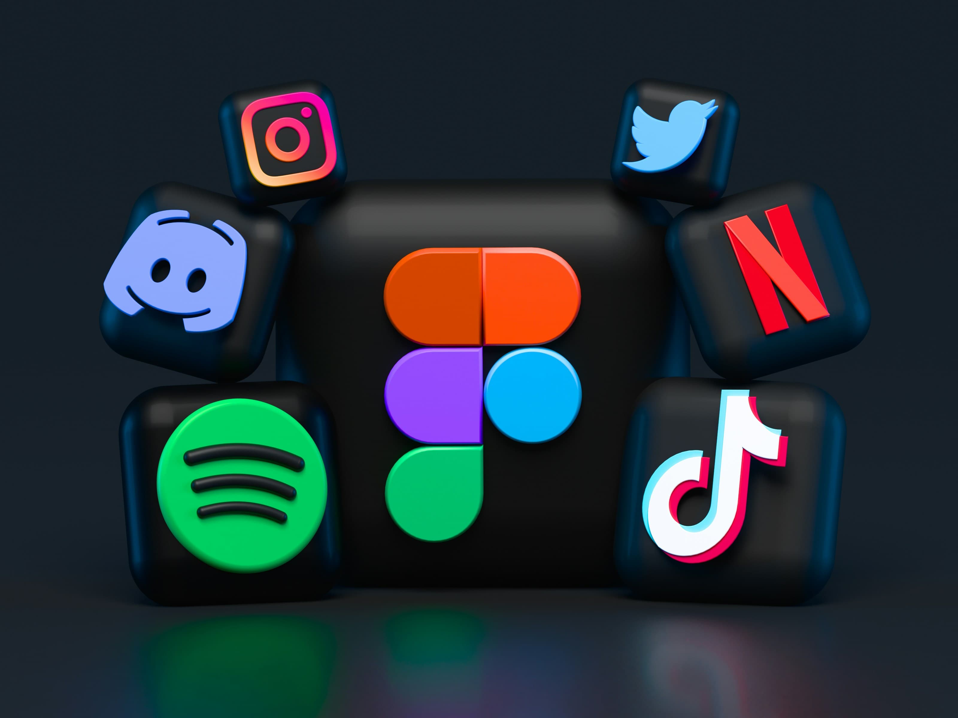 Personne qui tient son téléphone et fait défiler des publications sur les réseaux sociaux