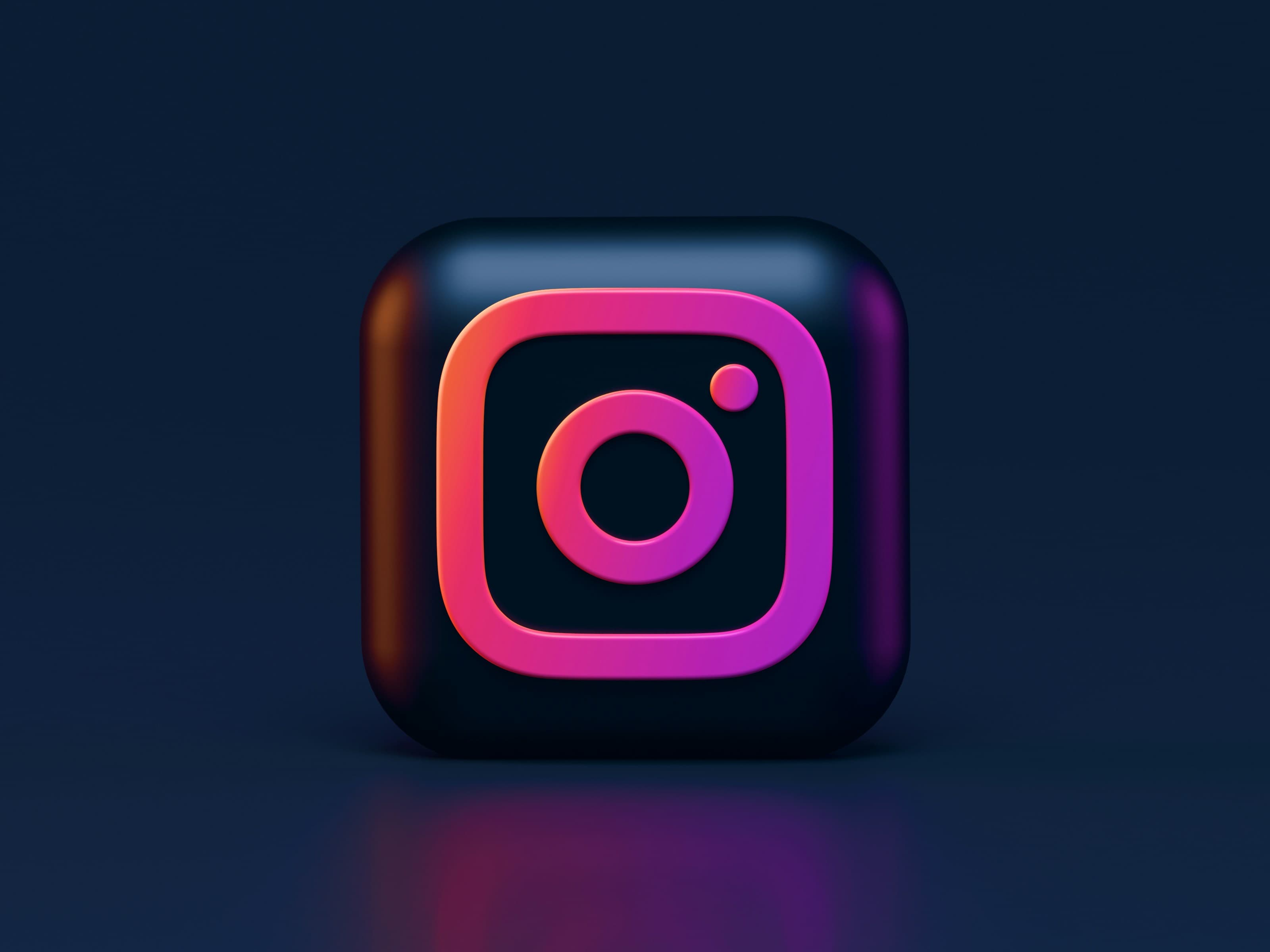 Cliente qui consulte le compte Instagram d'un salon de beauté sur son téléphone