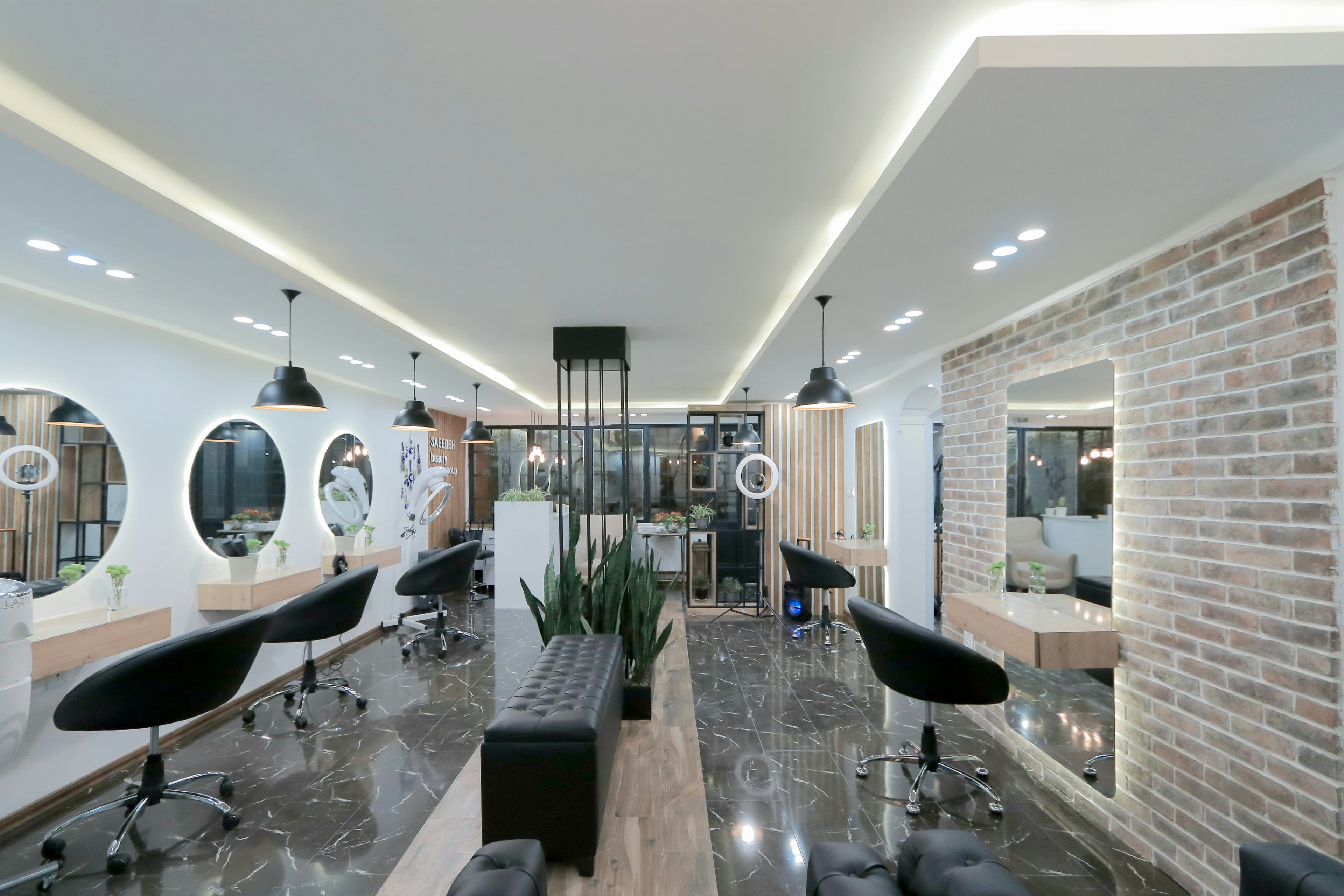 Gérante de salon de beauté qui répond aux avis sur sa tablette